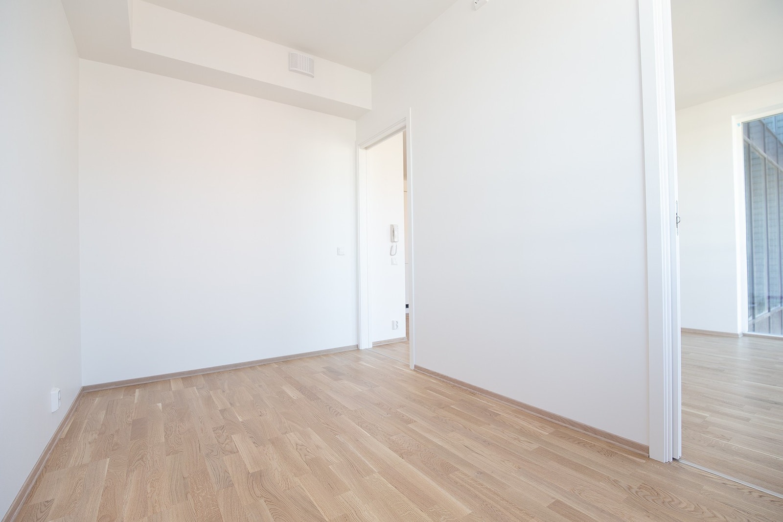 To dører inn til soverom Galleribilde