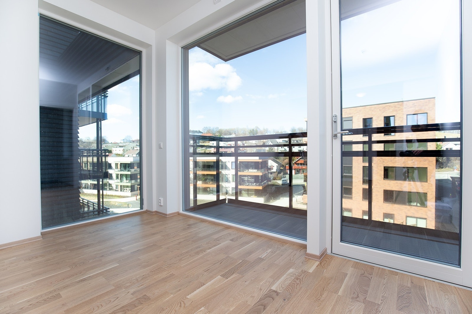 Store vinduer som gir godt lysinnslipp på stue Galleribilde