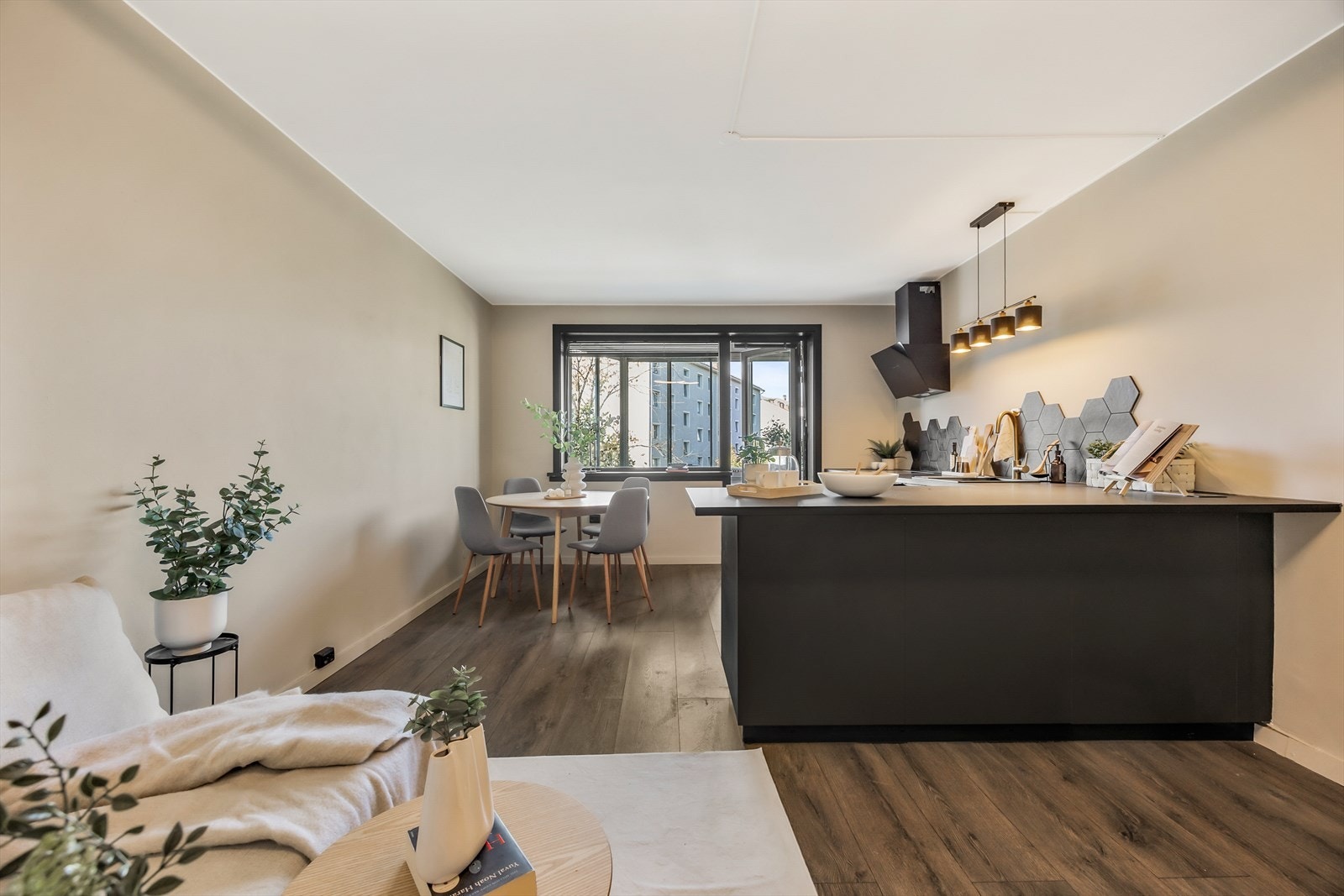 Det er god plass til en hyggelig spiseplass i tilknytning til kjøkkenet. Galleribilde