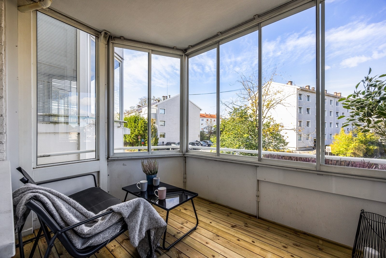 Stor innglasset balkong med kveldssol Galleribilde