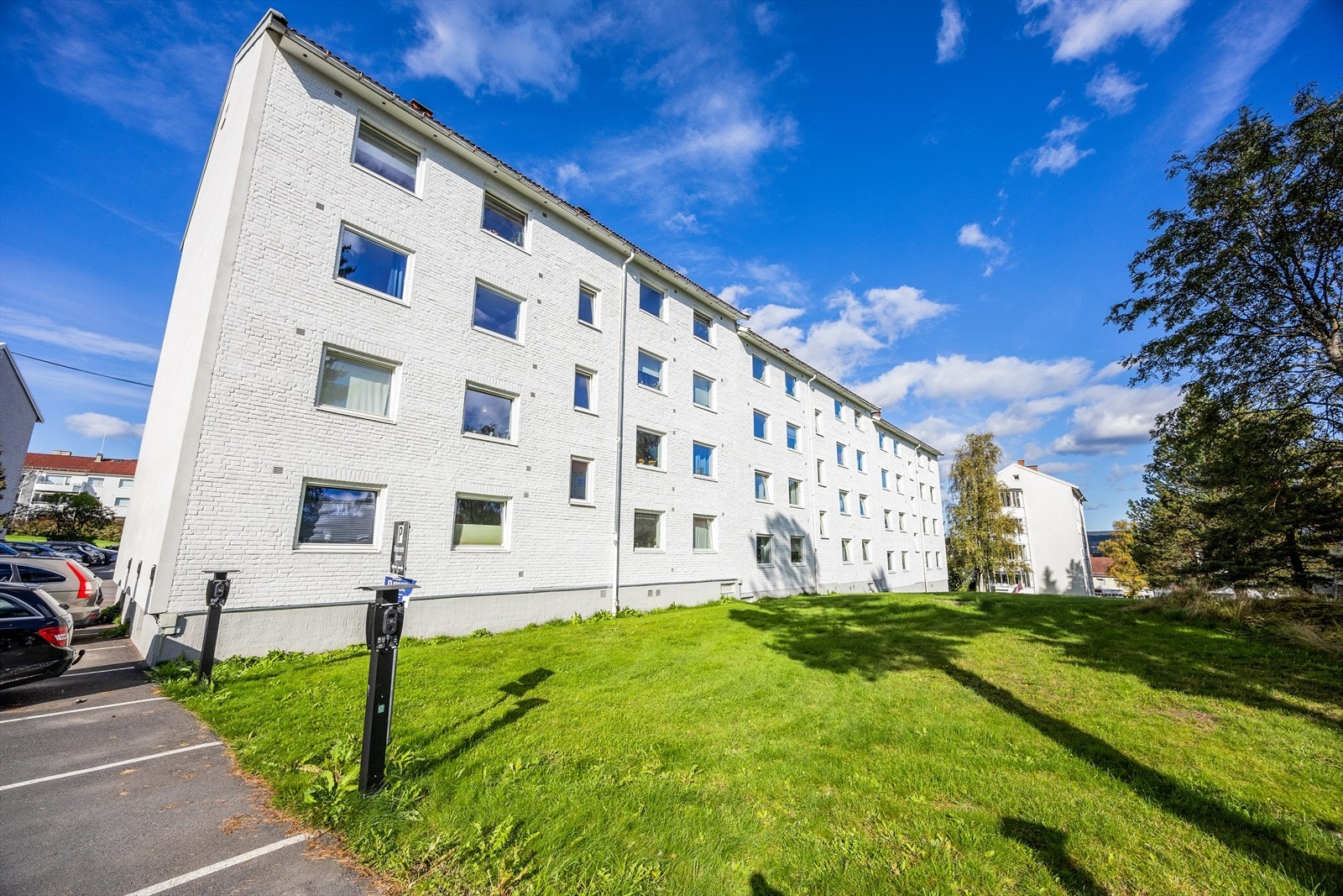 Borettslaget har tilrettelagt for elbillading, med infrastruktur etablert i 2024. Det finnes parkeringsplasser til utleie etter venteliste Galleribilde