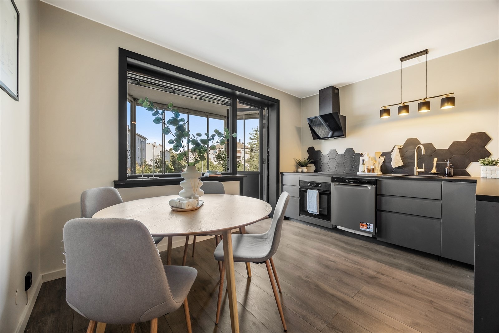 Store vindusflater gir godt med naturlig lys til spiseplassen og kjøkkenet. Galleribilde