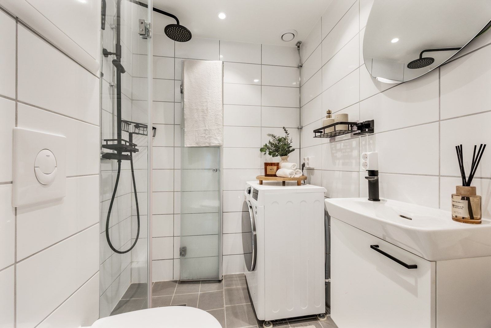 Det er opplegg for vaskemaskin, og rommet har mekanisk avtrekk for godt inneklima. Galleribilde