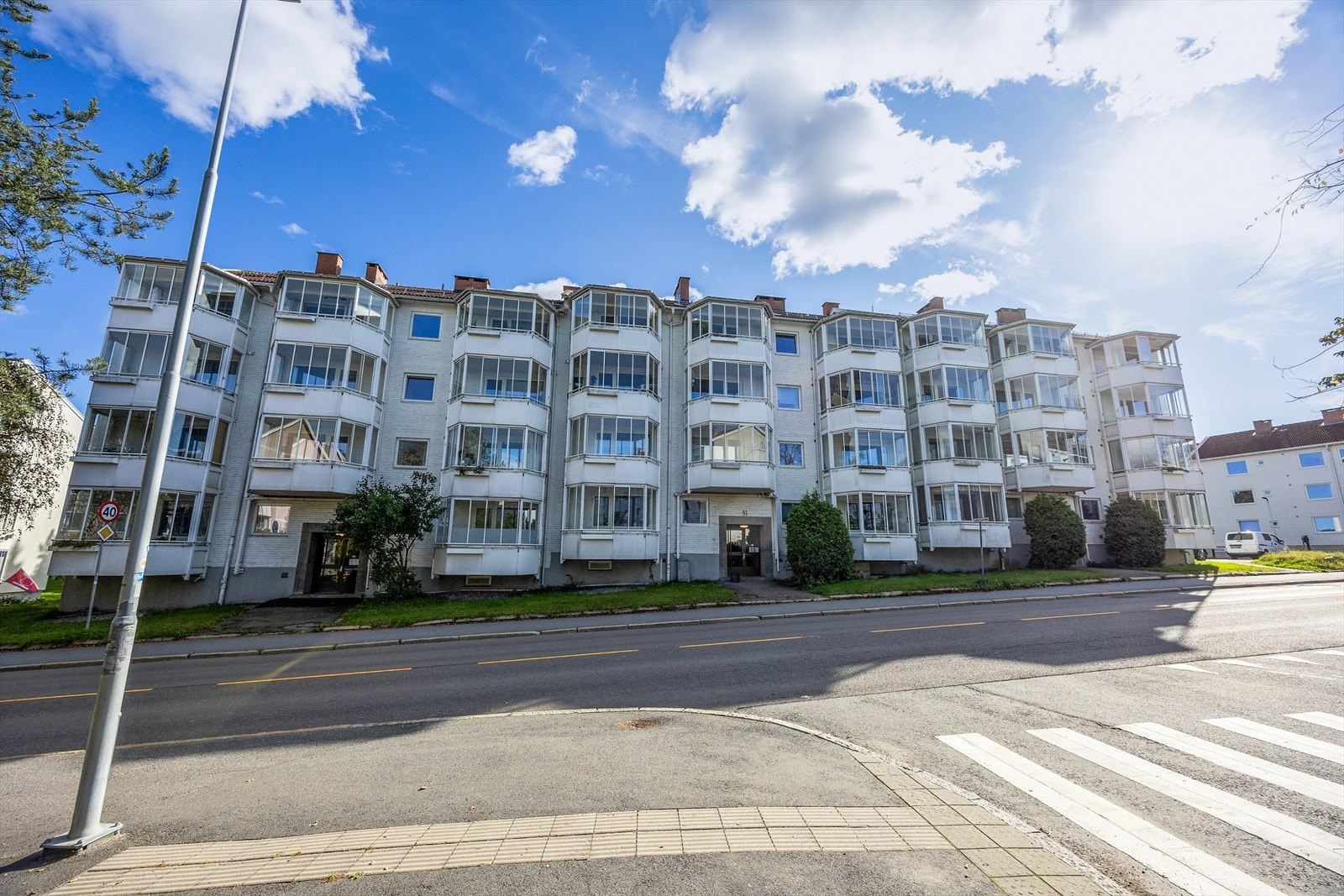 Gateparkering er tilgjengelig i området etter gjeldende bestemmelser. Galleribilde