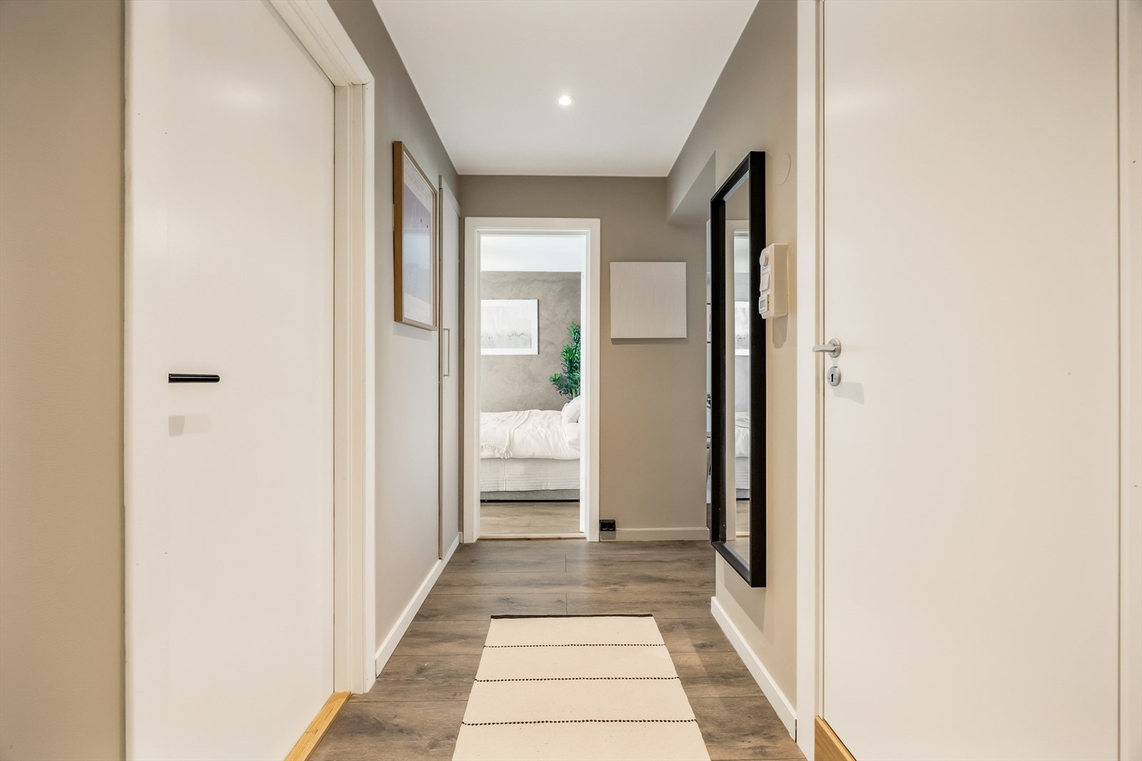 En gjennomgående laminat på gulvene, fra 2020, skaper en helhetlig følelse i boligen. Galleribilde