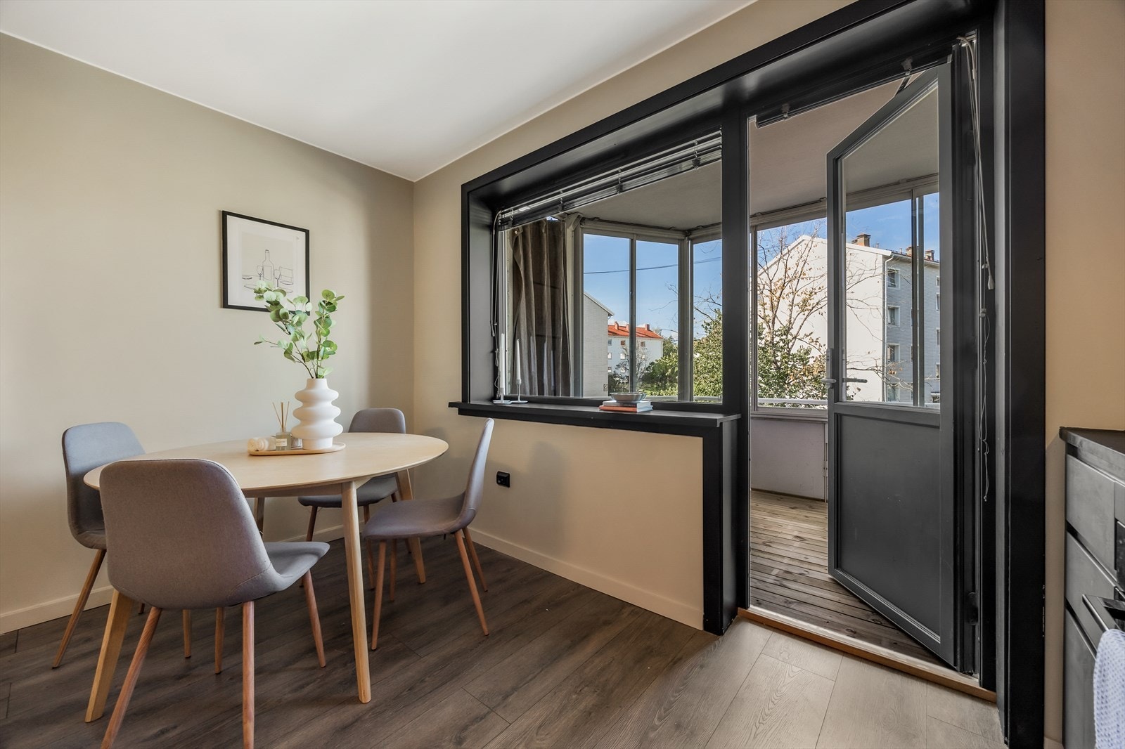 Fra stuen er det direkte utgang til den nordvestvendte, innglassede balkongen. Galleribilde