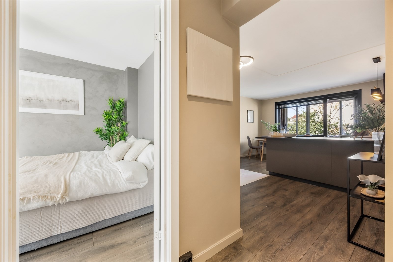 Fra gangen har man tilgang til begge soverommene. Galleribilde