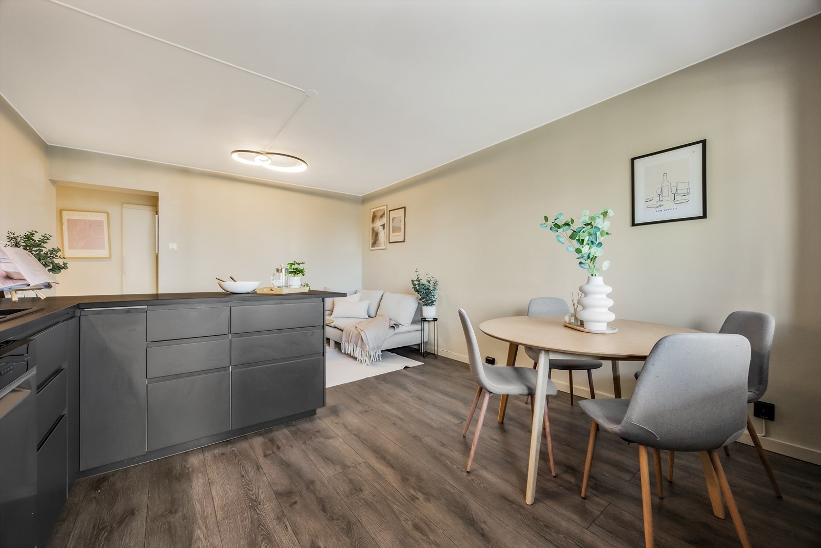 Den åpne planløsningen gir fleksible møbleringsmuligheter. Galleribilde