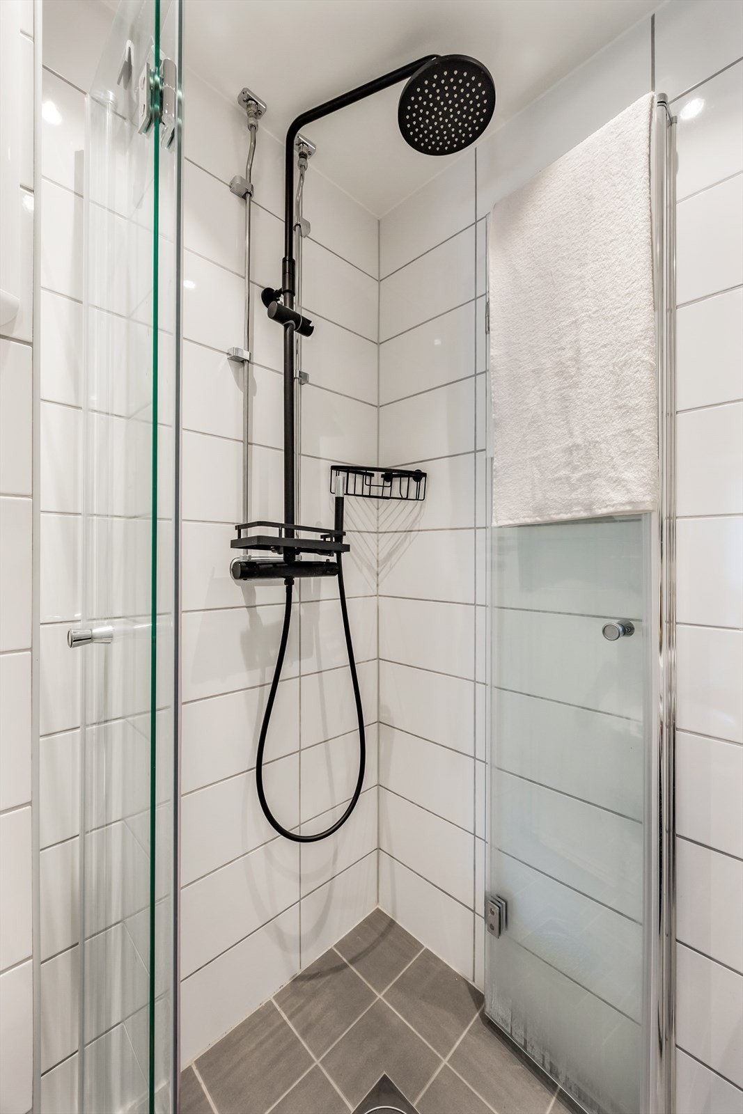 Dusjhjørnet har praktiske, innfellbare dører for optimal plassutnyttelse. Galleribilde