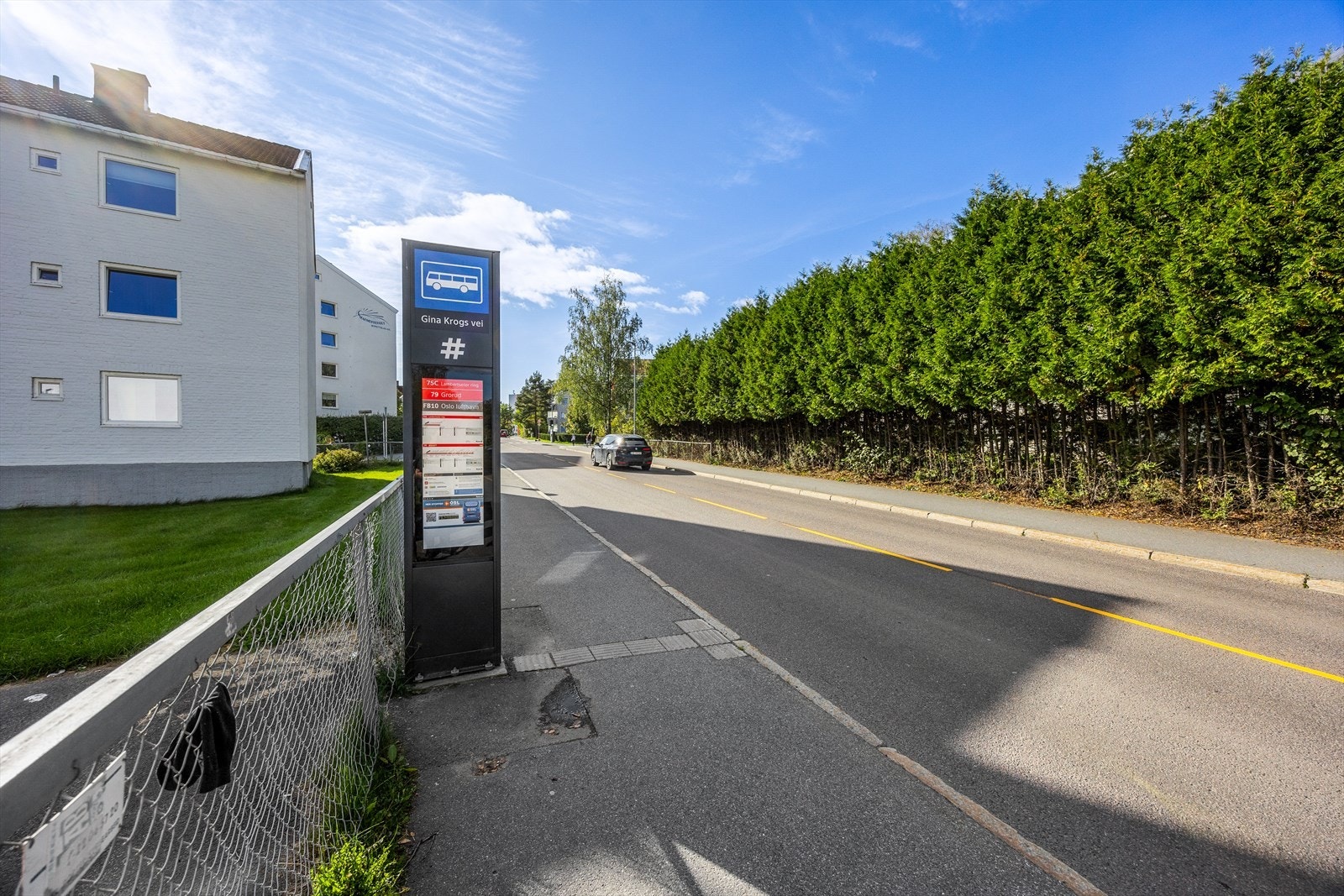Kollektivtilbudet er svært godt, med busstoppet Gina Krogs vei kun to minutter unna. Galleribilde