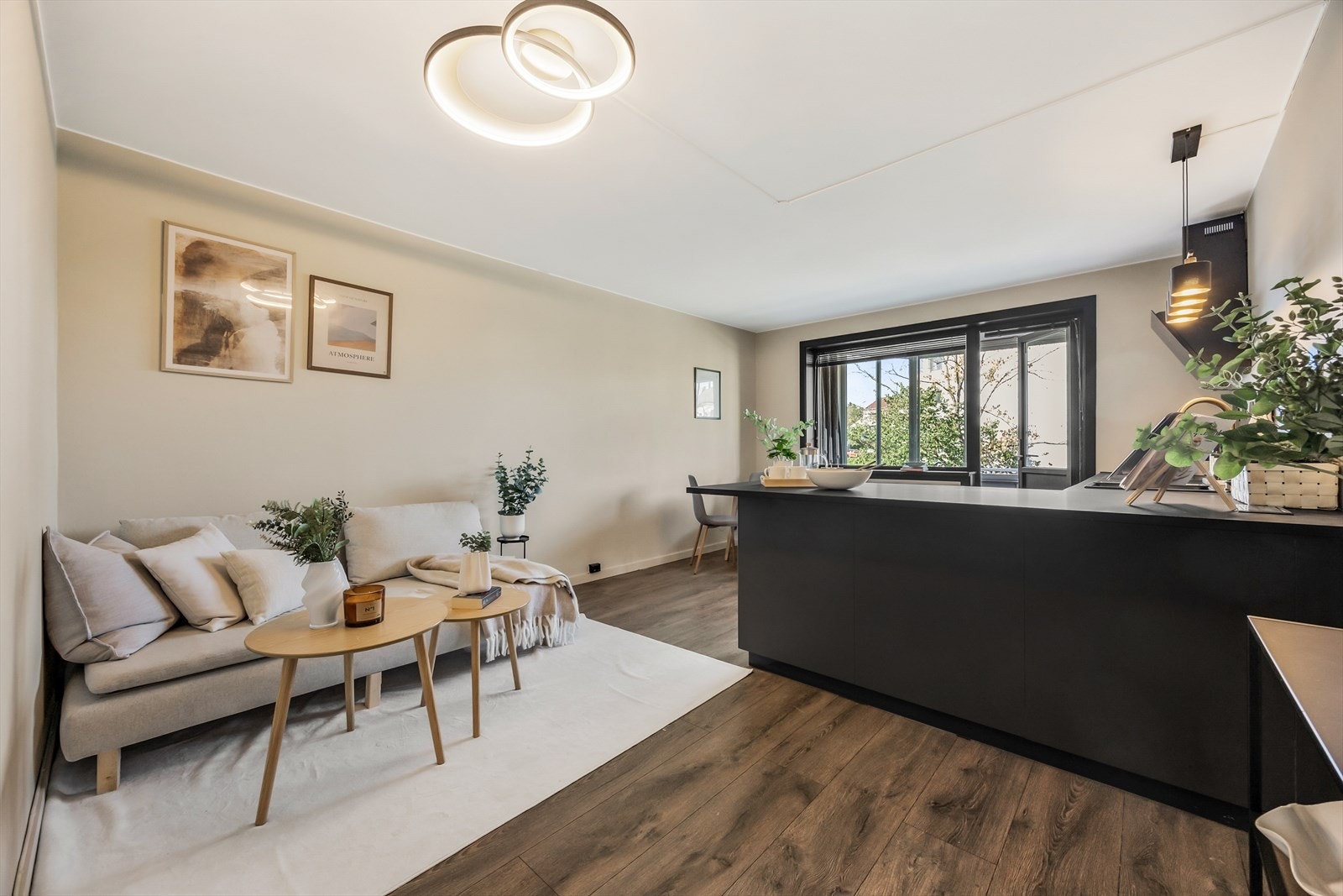 Stuen har en god takhøyde på 2,5 meter og plass for en sofagruppe. Galleribilde