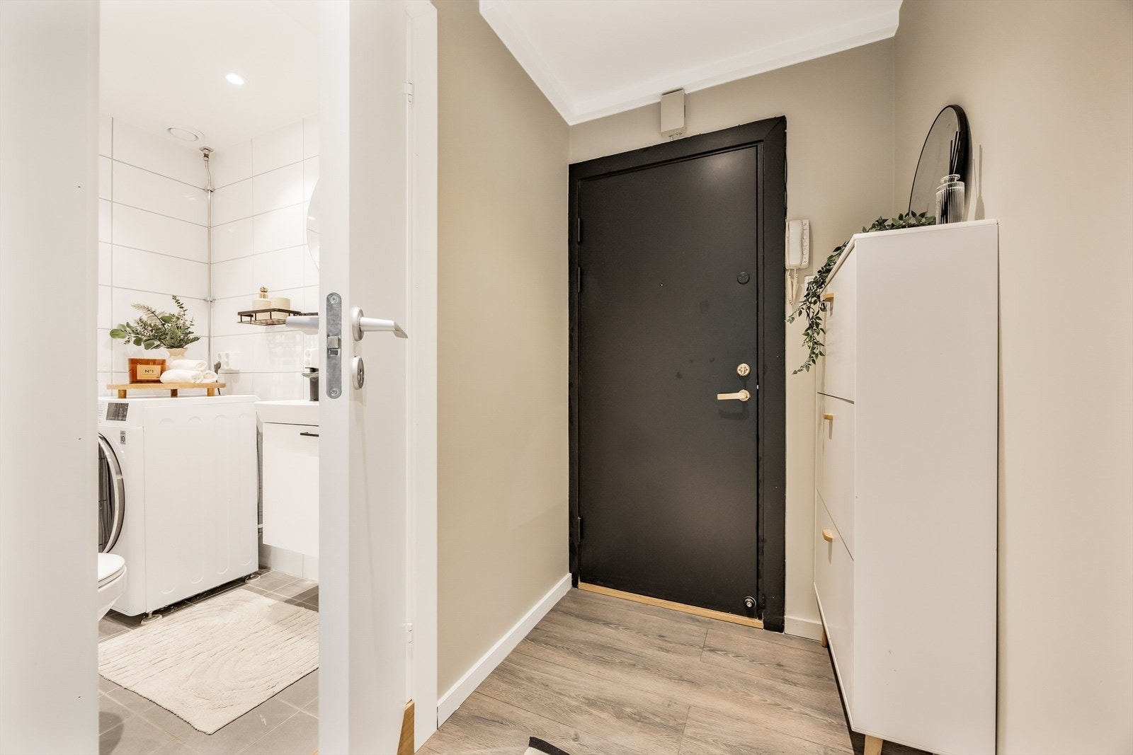 Badet er praktisk plassert rett ved inngangspartiet. Galleribilde