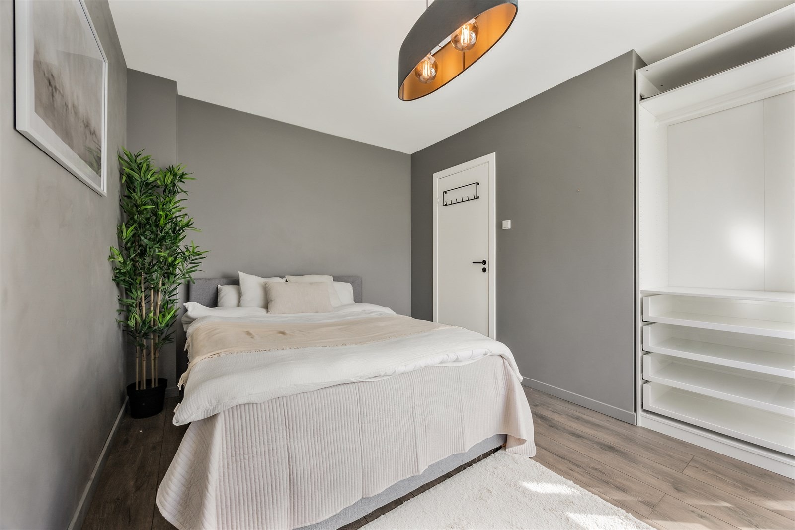 Hovedsoverommet har god plass til dobbeltseng og oppbevaringsløsninger. Galleribilde