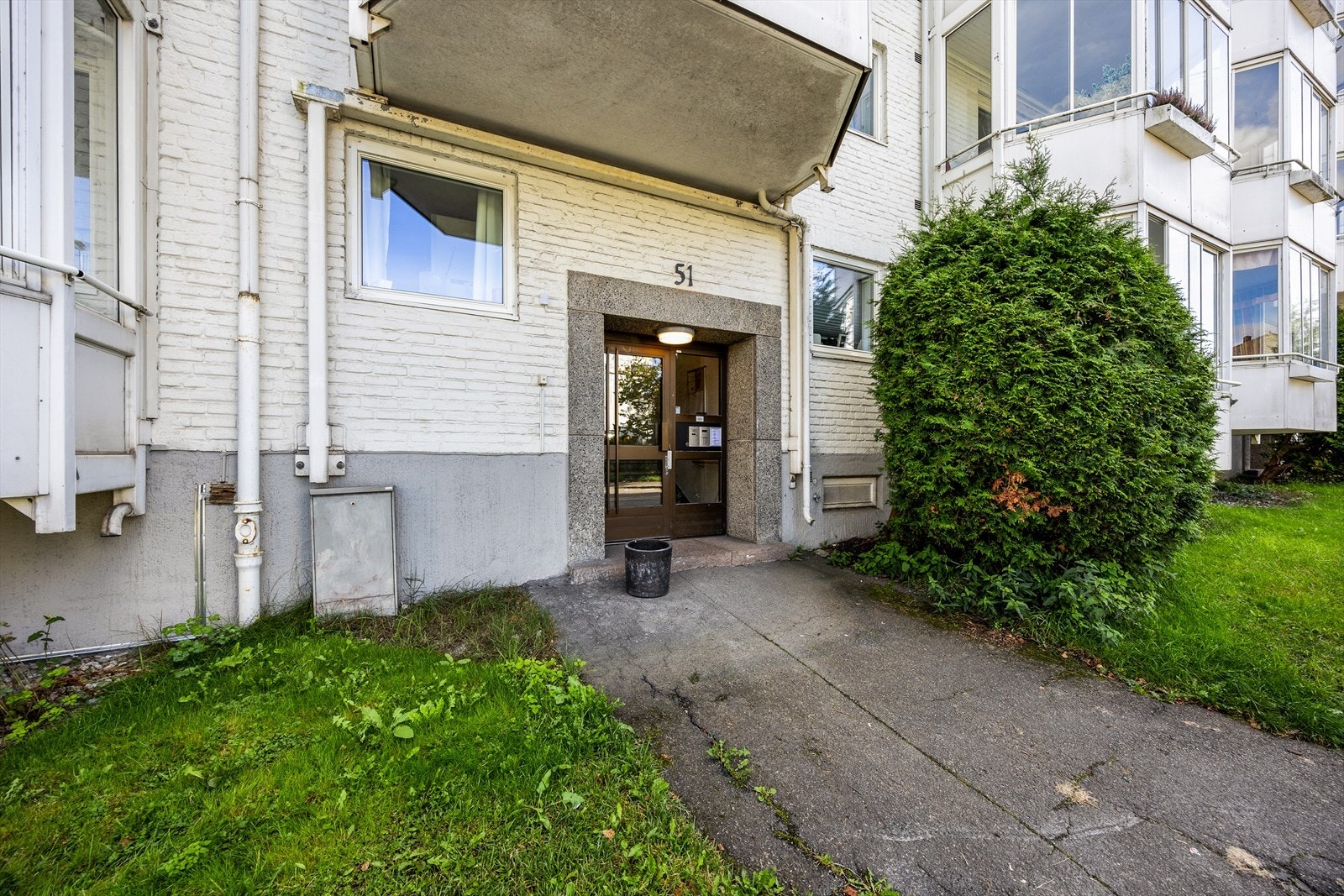 Bygningen er en klassisk boligblokk fra 1955 med fasader forblendet med teglstein. Galleribilde