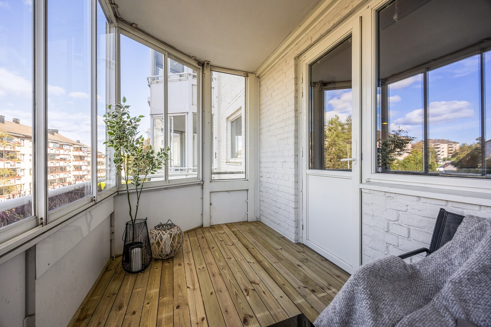 Innglassingen gjør at balkongen kan benyttes selv på kjøligere dager og oppleves som en forlengelse av stuen. Galleribilde