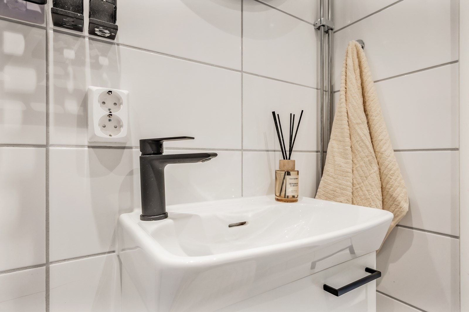 Badet har en stilren servantinnredning med ettgreps kran og god oppbevaring. Galleribilde