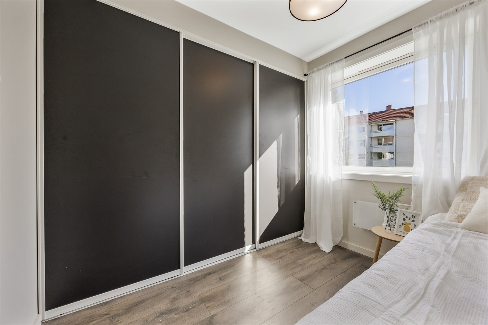 En stor skyvedørsgarderobe gir svært gode oppbevaringsmuligheter også på dette rommet. Galleribilde