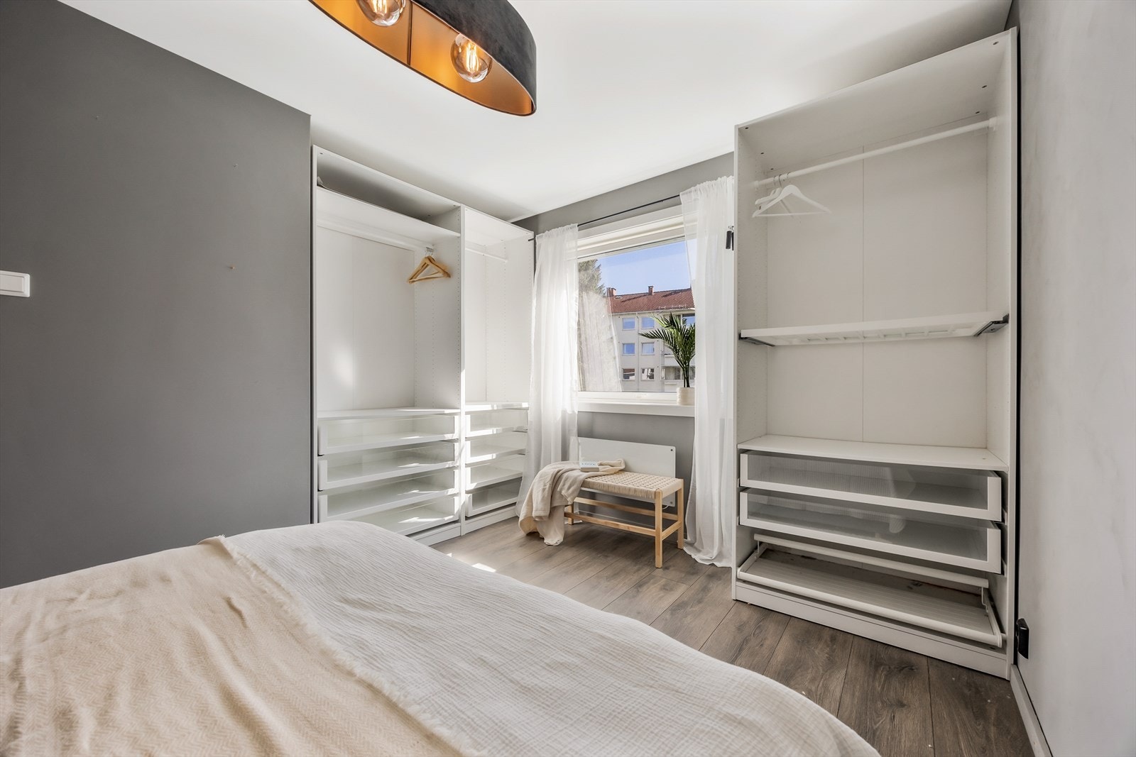 Her er det åpen garderobeløsning fra 2020 som gir rikelig med lagringsplass. Galleribilde