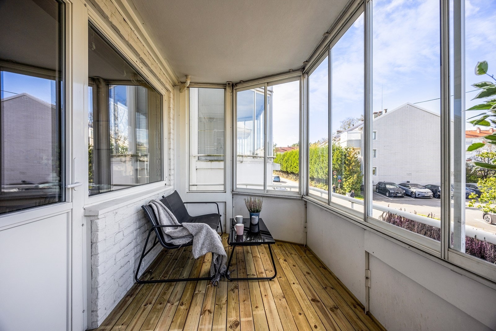 Balkongen har god plass til en sittegruppe og vender mot nordvest, noe som gir gode lysforhold på ettermiddagen. Galleribilde