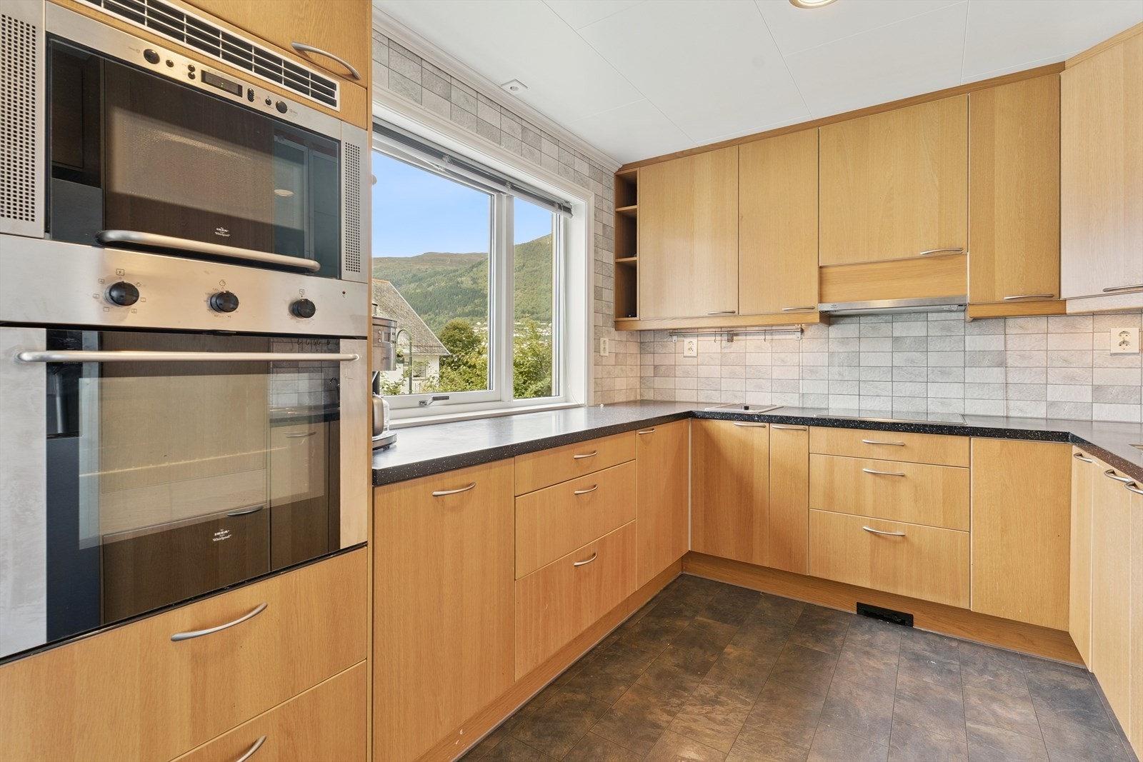 Innreiinga frå IKEA har glatte frontar, laminat benkeplate og plater mellom benk og overskap Galleribilde