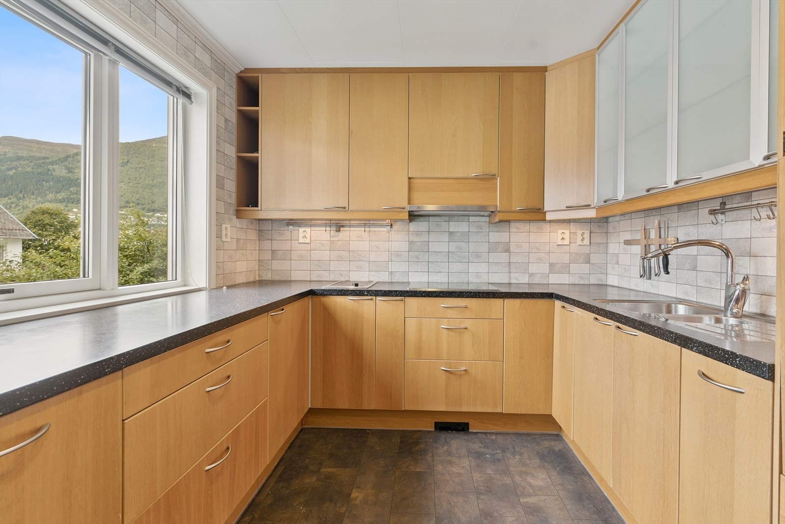 Kjøkkenet er godt utstyrt med oppbevaringsplass - og benkeplass! Galleribilde