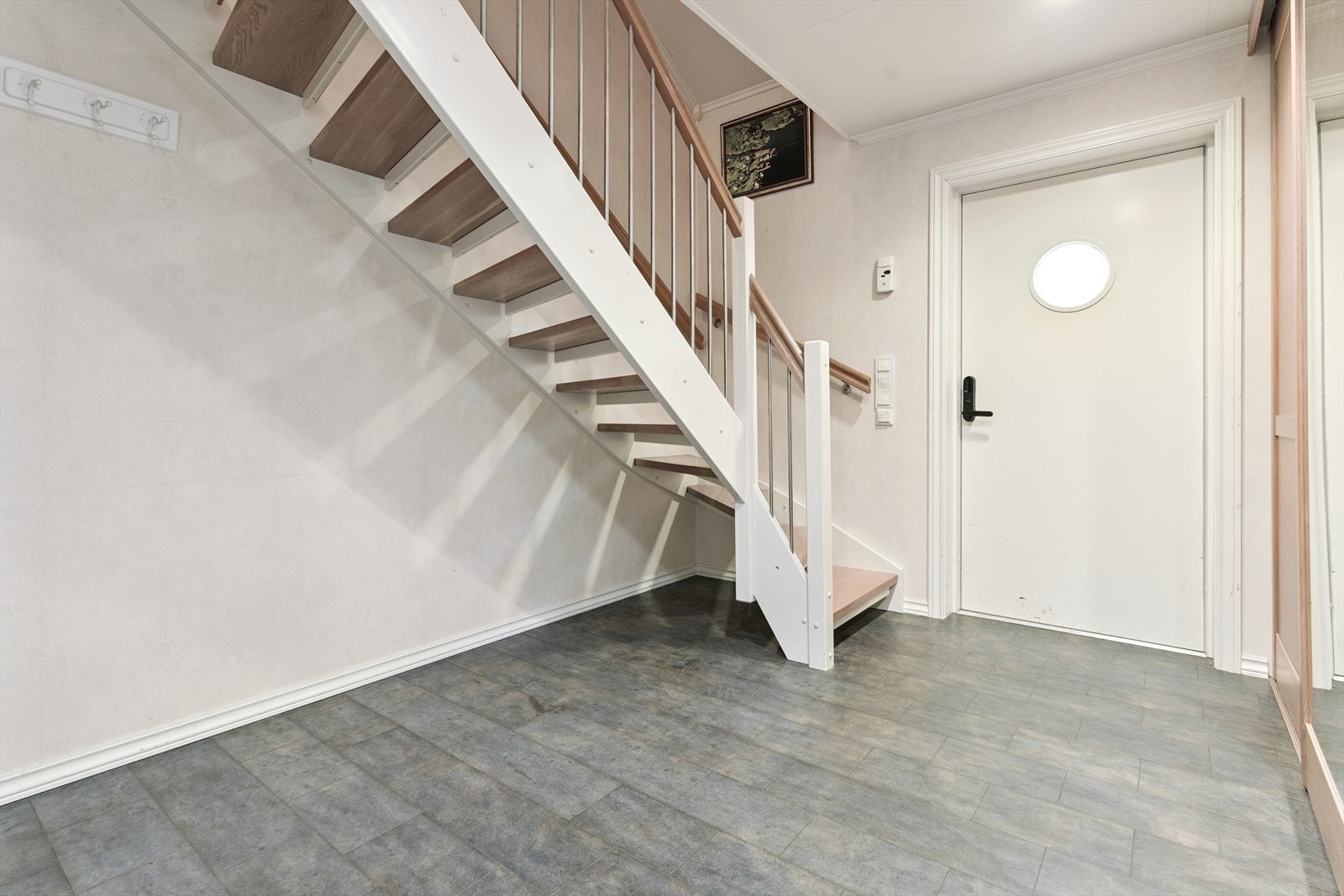 Trapp til loftetasje i entréen Galleribilde