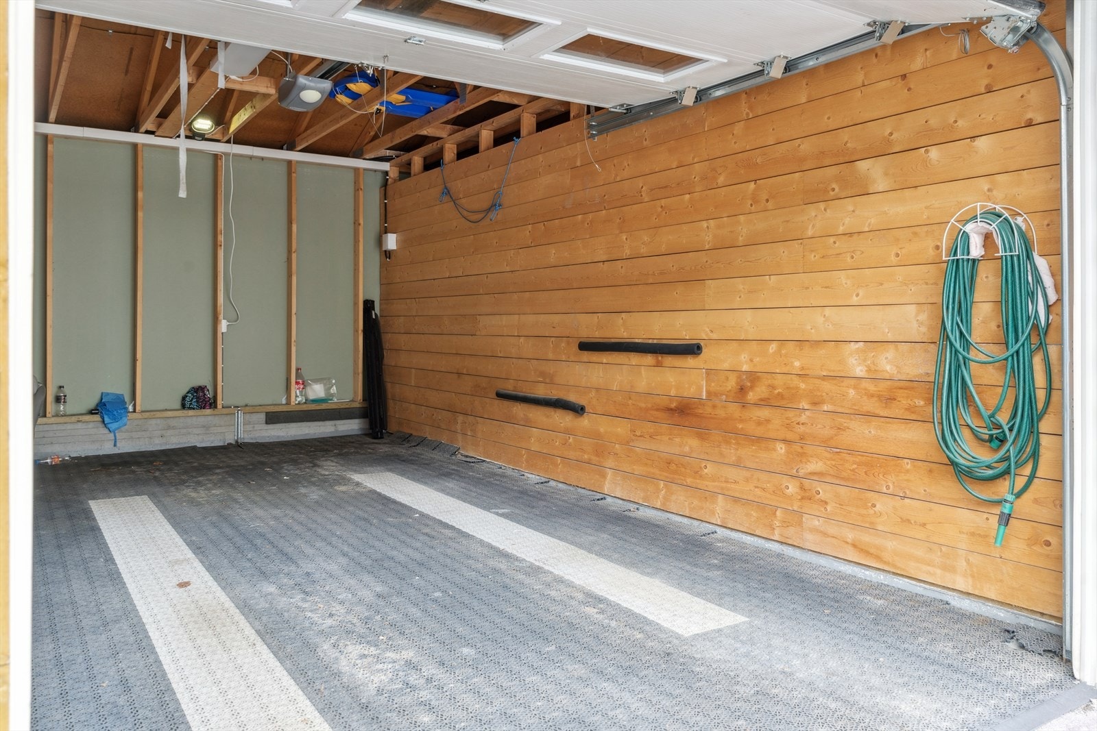 Garasje tilhøyrande leilegheita. Det er lagt opp straum til elbil lading. Galleribilde