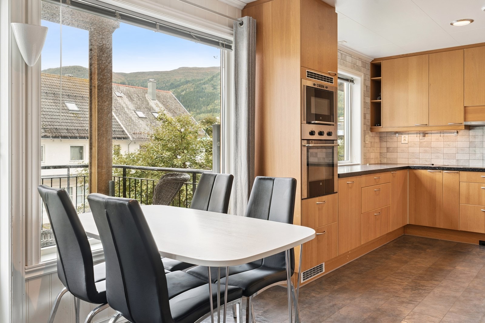 Kjøkkenet ligg åpent mot stova og gjev eit sosialt og godt allrom for familie og venner. Galleribilde