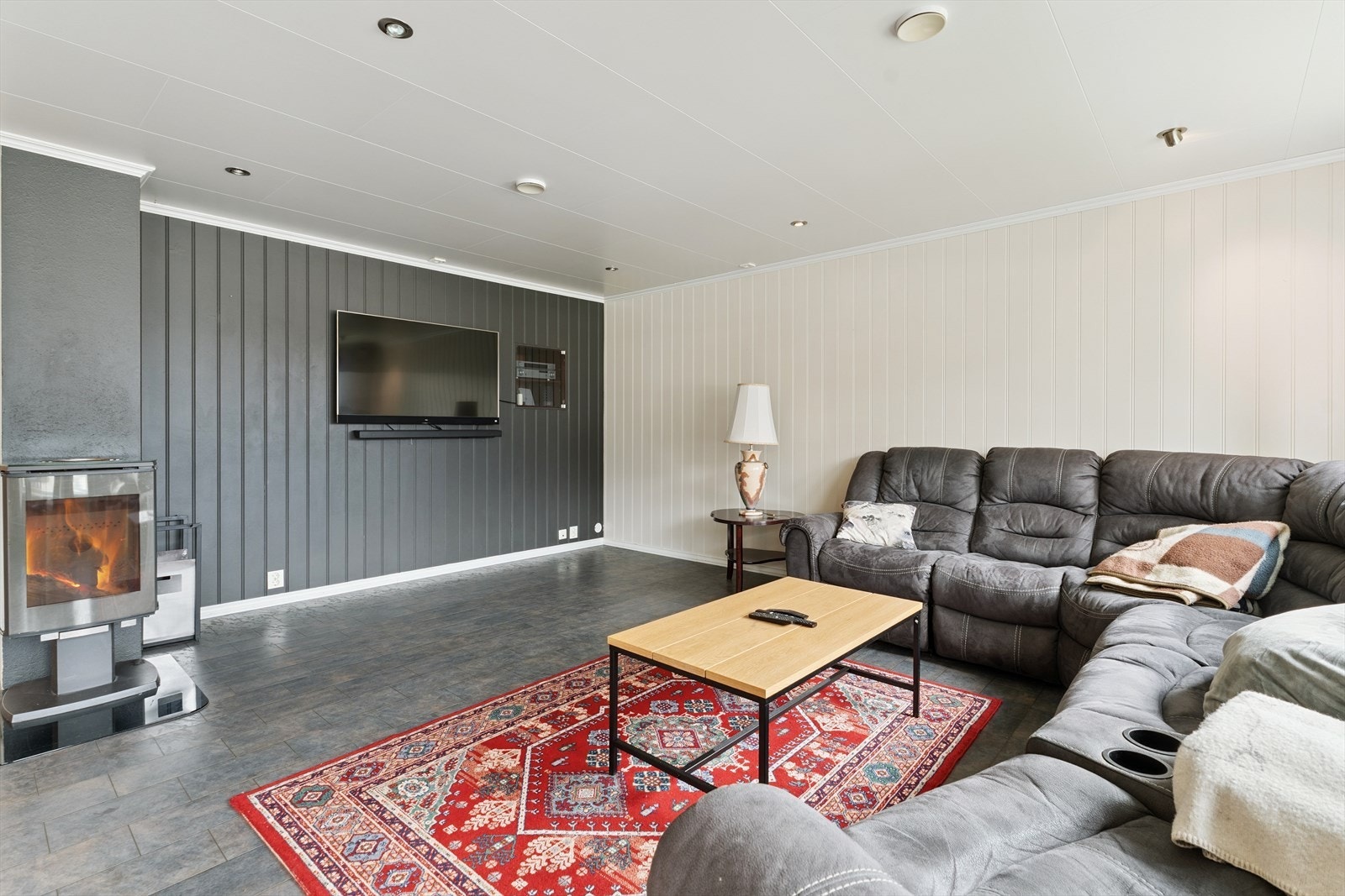 I tillegg til golvvarme har du vedomn i stova. Galleribilde