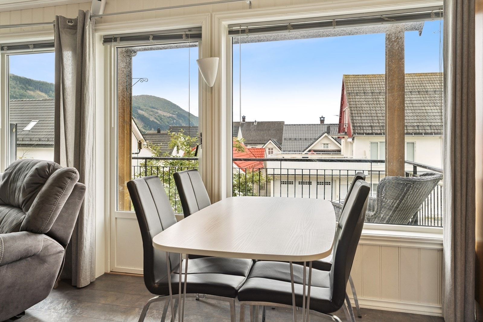 Plass til spisebordet ved utgang til altan Galleribilde