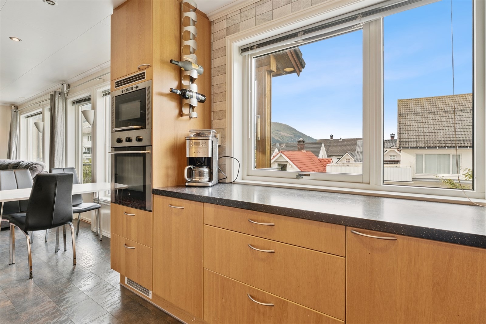 Kjøkken med innreiing frå byggeår. Integrerte kvitevare vil følgje i salet. Galleribilde