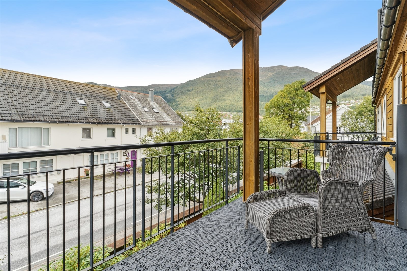 utsikt mot fjellheimen frå stove, kjøkken og altan Galleribilde