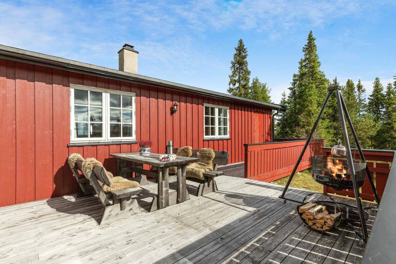 Adkomst til terreng via trapp slik at to- og firbente enkelt kan komme seg til terreng Galleribilde