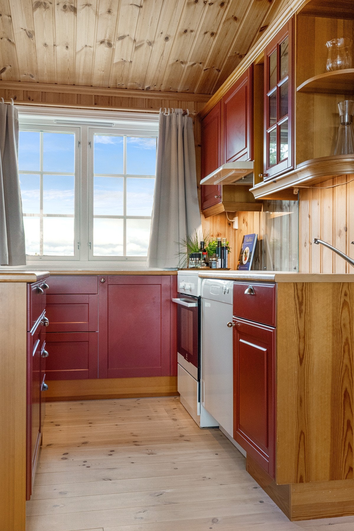 Hytta har innlagt vann fra privat borebrønn og avløp går til felles anlegg for området Galleribilde