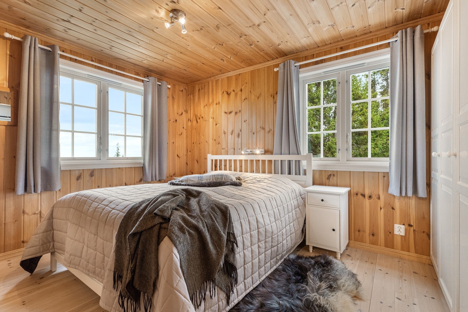 Hytta har 4 soverom fordelt i hver ende av hytta Galleribilde