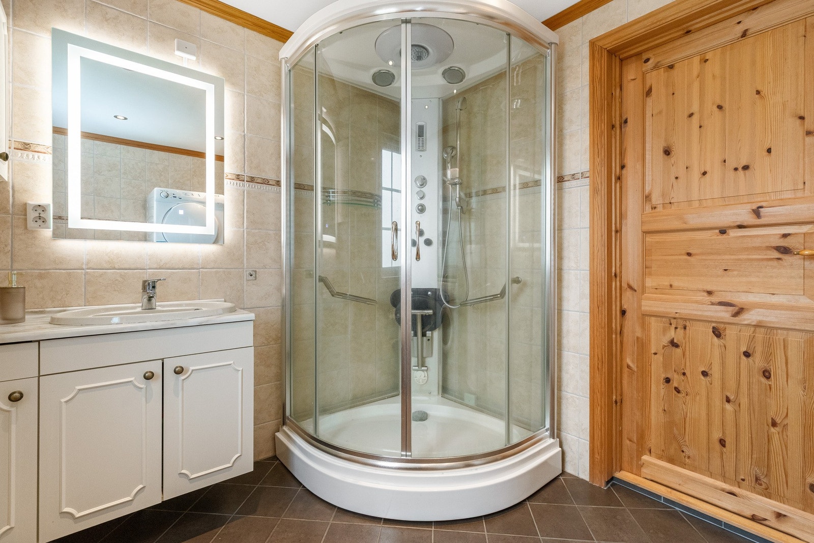 Fliser og varmekabler på gulv Galleribilde