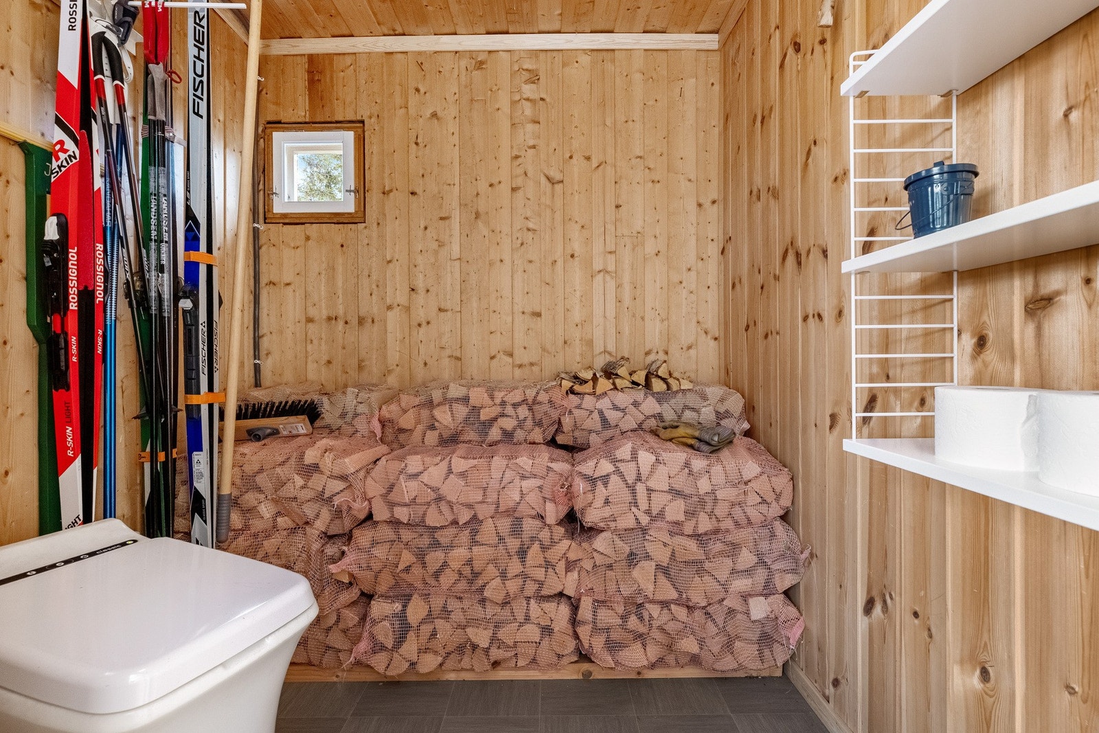 Utvendig bod med forbrenningstoalett som kan brukes i reserve Galleribilde