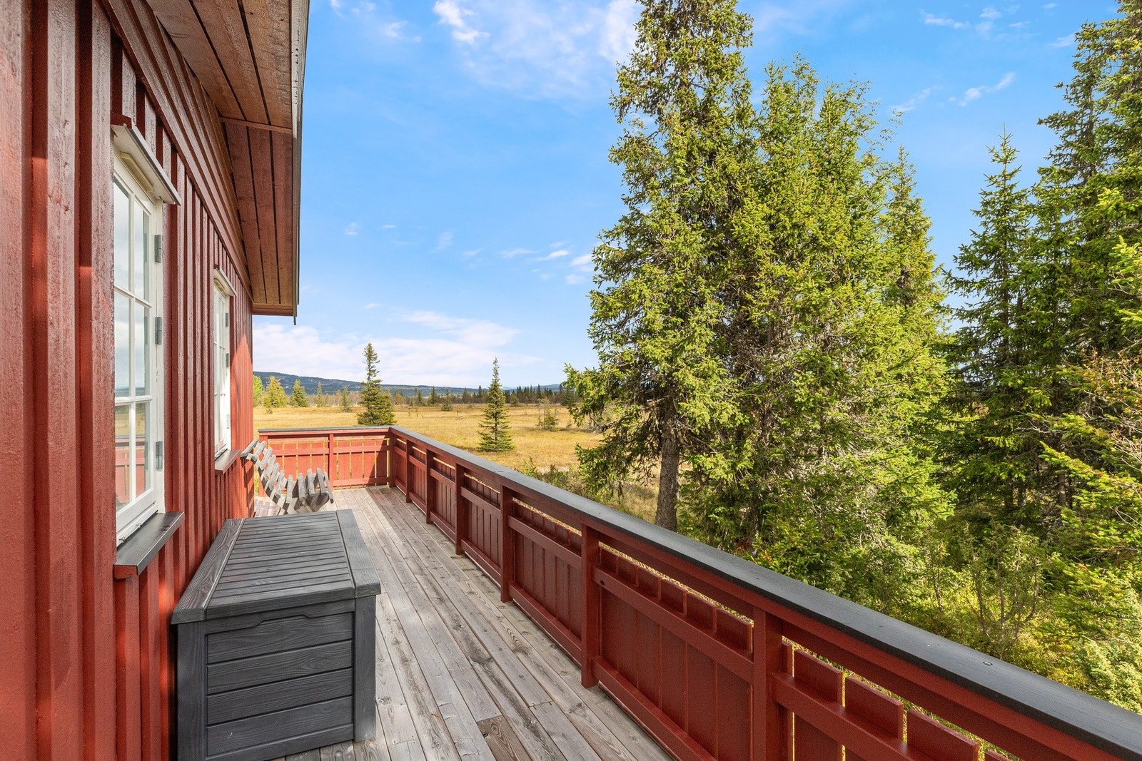 Terrassen strekker seg til sørsiden av hytta, her har man utsikt mot uberørt natur Galleribilde