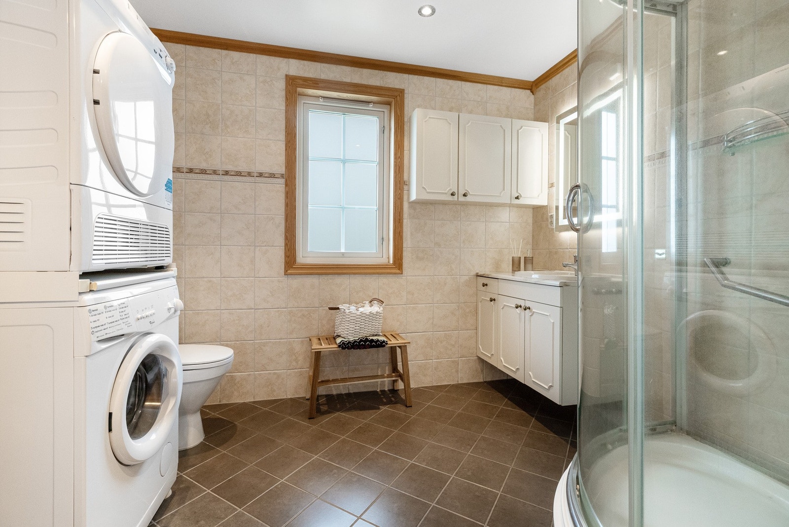 Hytta har innlagt vann fra privat borebrønn og avløp går til felles anlegg for området Galleribilde