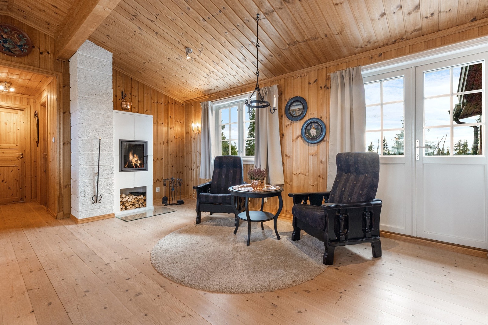 Rommet har god takhøyde og mange vinduer som bidrar til en god romfølelse. Det er utgang til den store terrassen. Galleribilde