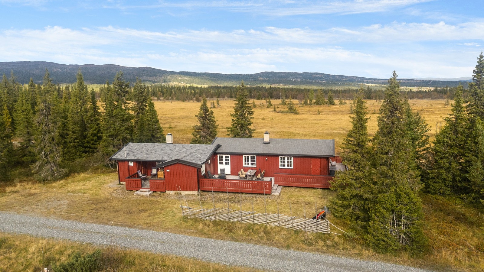 Eiendomsmegler Siri Lyseng Solberg presenterer denne fritidseiendommen. Foto: Christine Stokkebryn Galleribilde