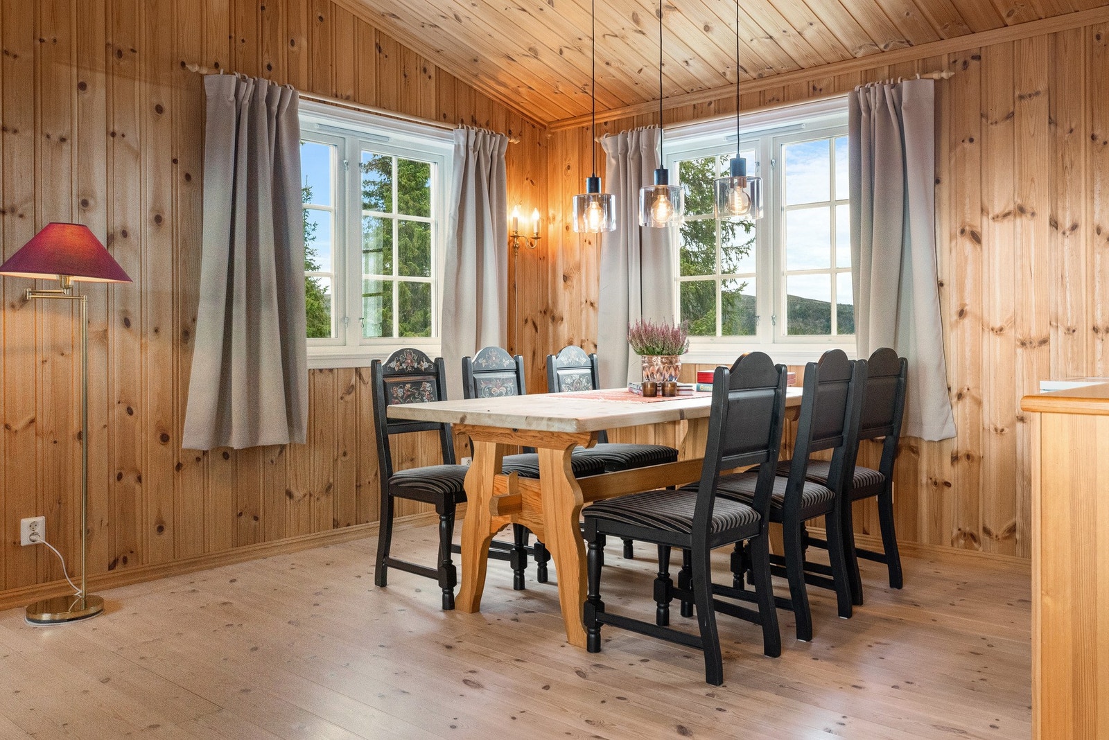 Her er det plass til mange rundt bordet Galleribilde