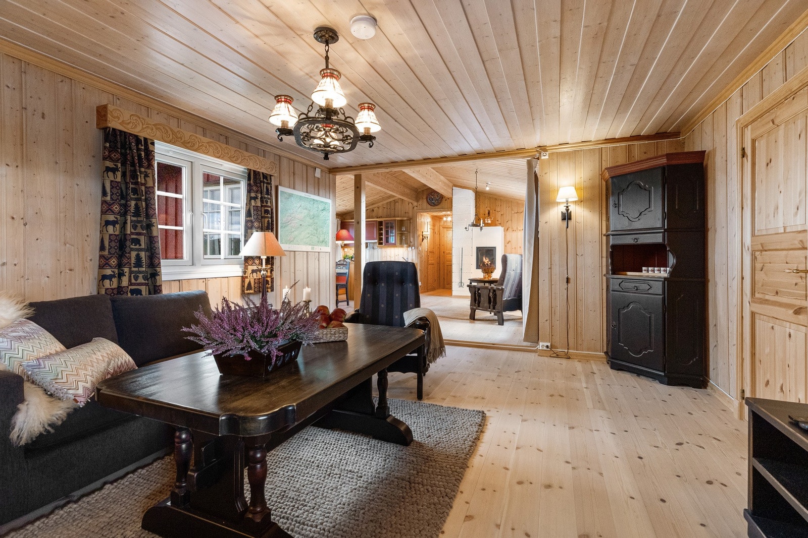 Planløsningen byr på mange muligheter, her kan man være sammen - men allikevel ha god boltreplass. Galleribilde