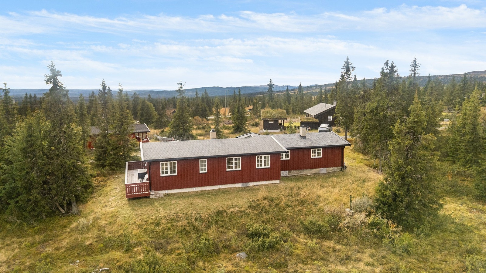 Tomten er romslig og byr på fine uteaktiviteter, lek og moro året rundt Galleribilde