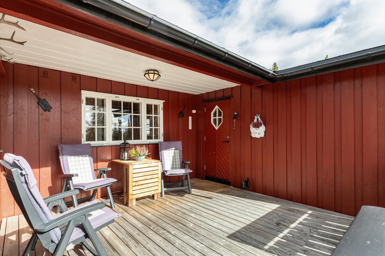 Overbygget inngangsparti hvor de også er plass til sittegruppe, dette er en lun plass Galleribilde