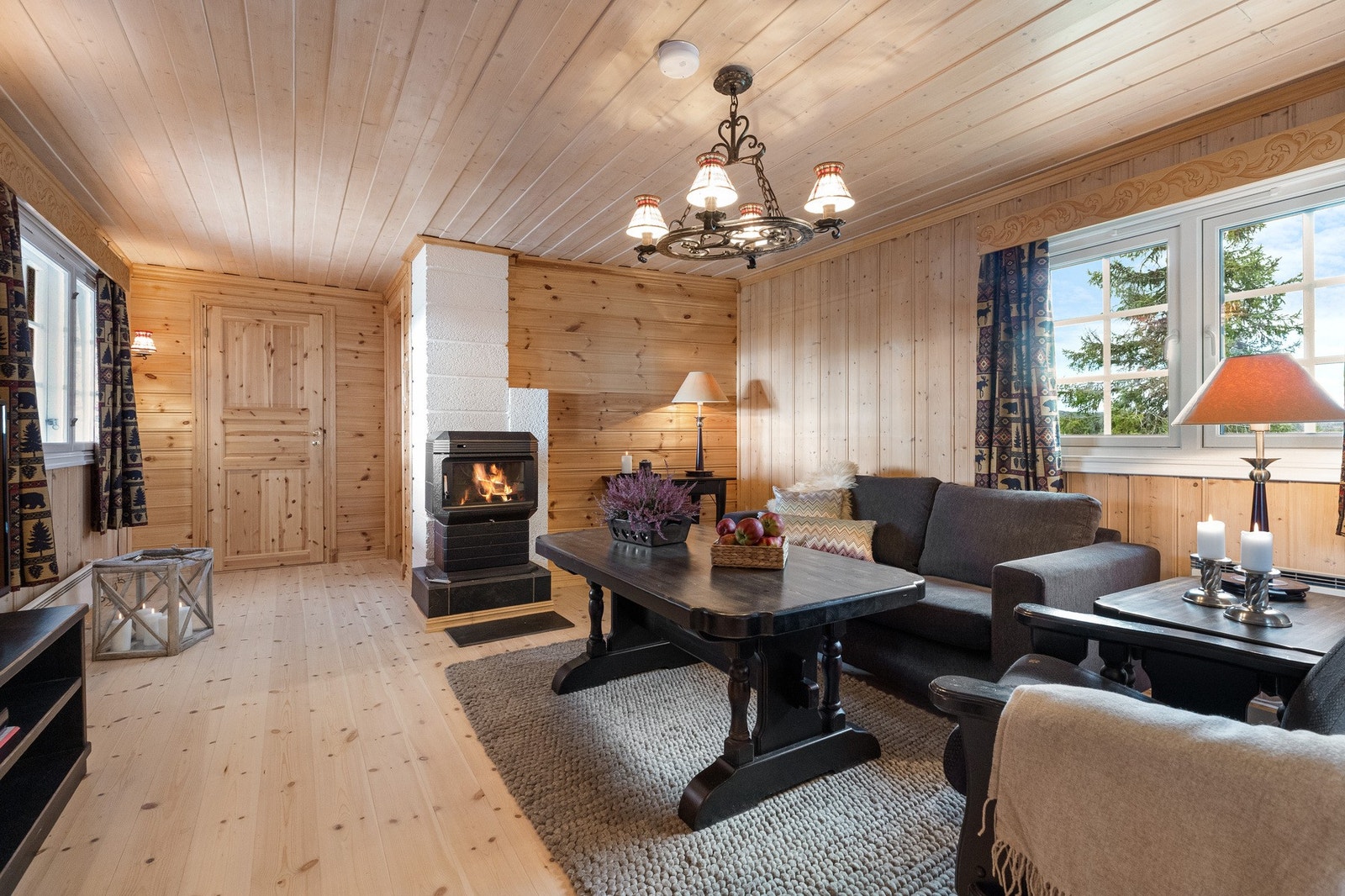 Den opprinnelige delen fikk blant annet nye vinduer og dører da hytta ble bygget på i 2006 Galleribilde