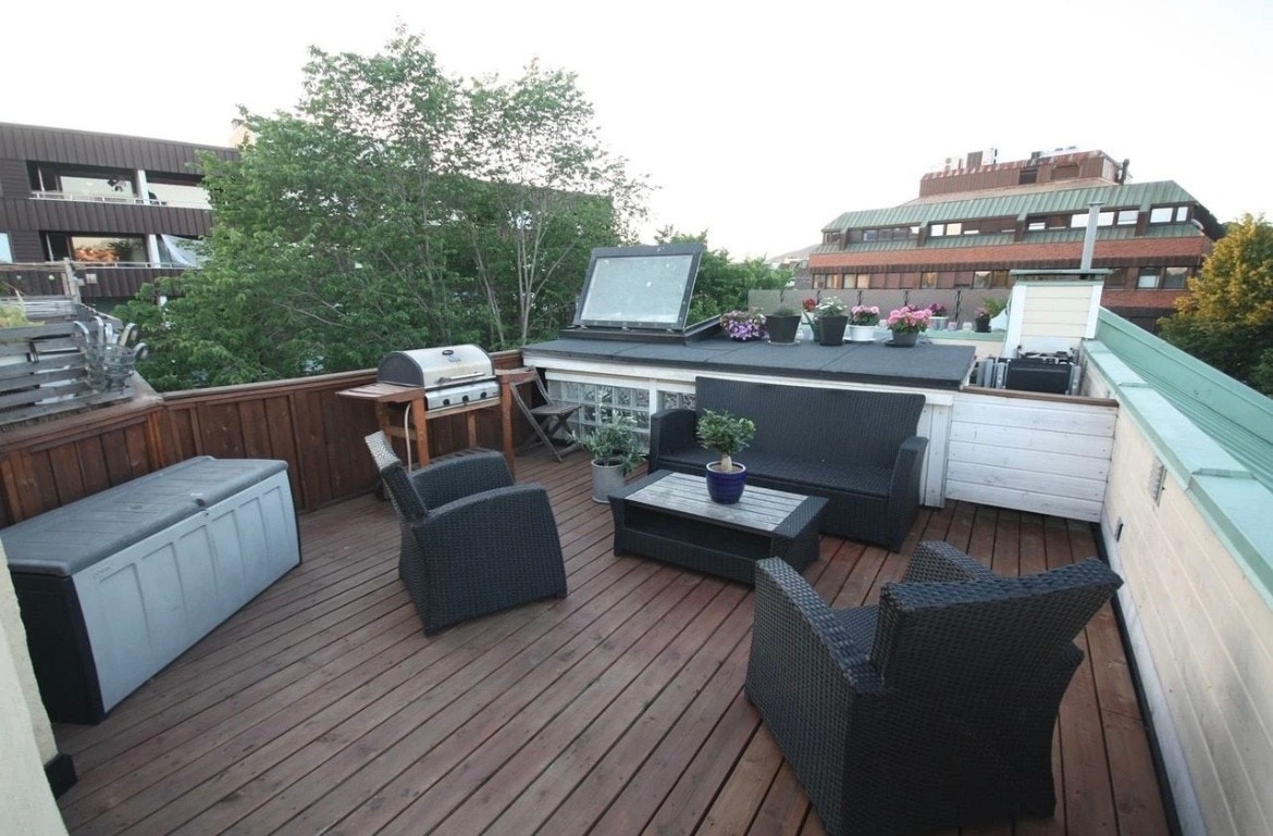 Felles takterrasse i 7.etasje som har sol fra morgen til ca. 18.00. Inngang fra b-oppgangen. Galleribilde