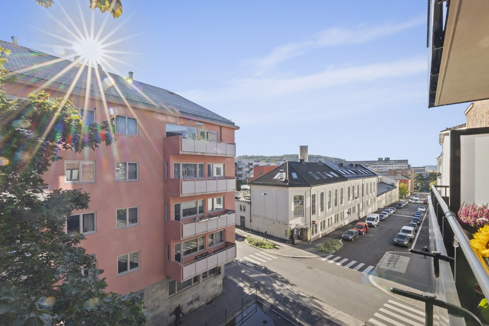 Her nyter du godt av en hevet beliggenhet med fin utsikt og lite innsyn, samt en sentral beliggenhet rett ved Tøyen Torg. Galleribilde