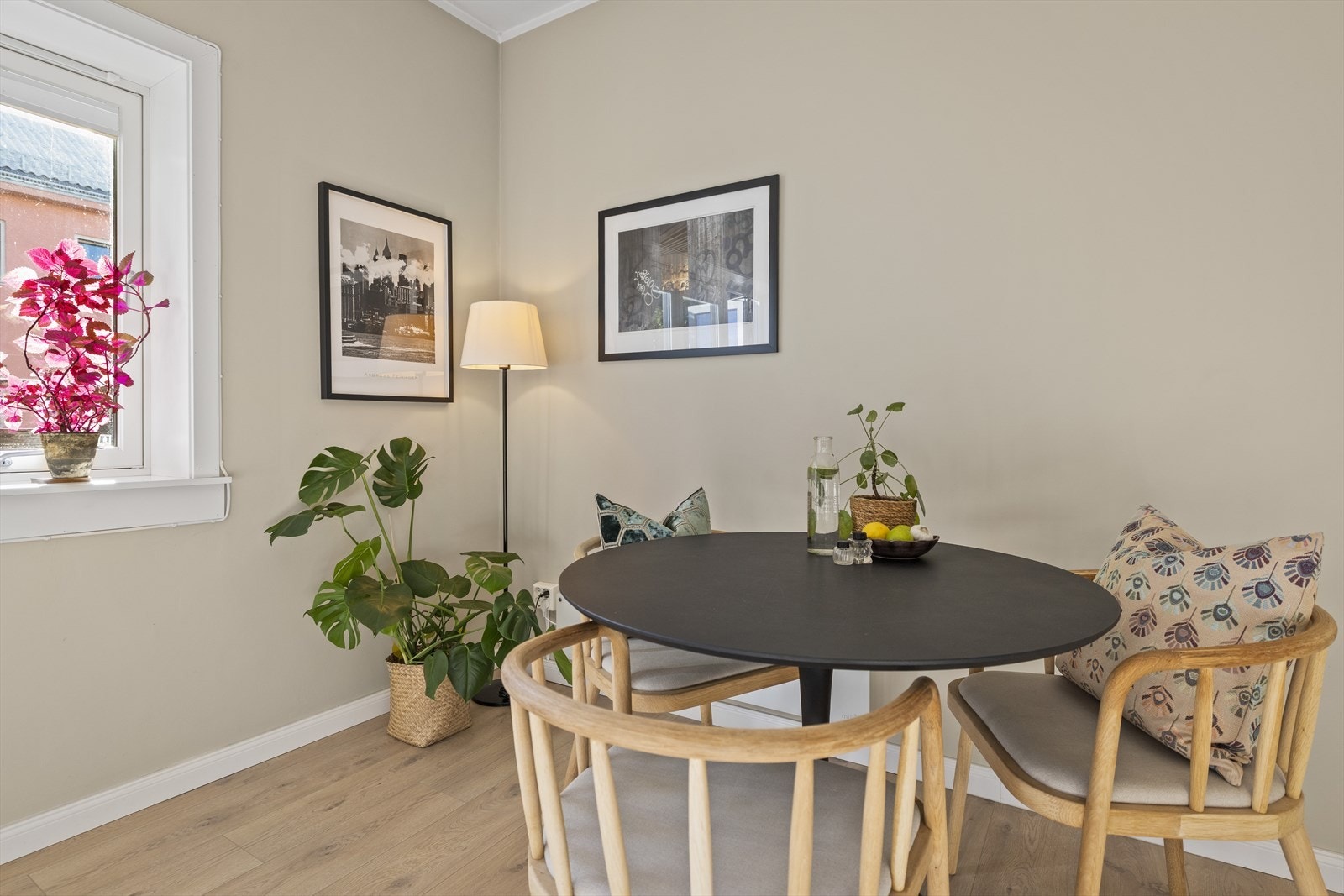 I stuen er det plass til sofagruppe med tilhørende møblement, samt spisebord. Galleribilde