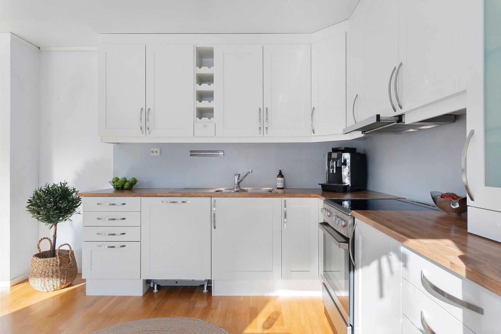 Det er rikelig med oppbevaringsplass på kjøkkenet. Galleribilde